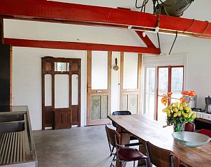Vakantiehuisje in Huisseling, Noord-Brabant, ruime keuken met houten tafel en veel natuurlijk licht.