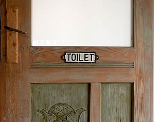 Vakantiehuisje in Huisseling, Noord-Brabant, authentieke houten deur met toiletbordje.