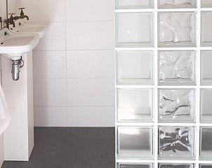 Vakantiehuisje in Huisseling, Noord-Brabant, minimalistische badkamer met wastafel en glazen douchewand.