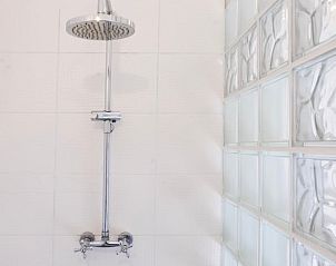 Vakantiehuisje in Huisseling, Noord-Brabant, moderne regendouche in lichte badkamer.