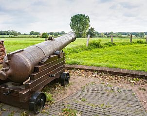 Vakantiehuisje in Huisseling, Noord-Brabant, historisch kanon met uitzicht op groene velden.