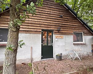 Ingang van Vakantiehuisje in Vortum Mullem, omgeven door natuur in Noordoost Brabant.