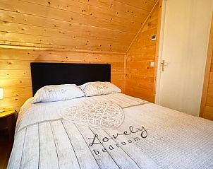 Gezellige slaapkamer in Huisje in Vortum Mullem, vakantiehuis in Vortum-Mullem, Noord-Brabant, met houten interieur.