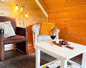 Comfortabele binnenruimte met sfeervolle verlichting in Huisje in Vortum Mullem, vakantiehuis in Vortum-Mullem, Noord-Brabant.