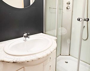 Moderne badkamer met douchecabine in Huisje in Vortum Mullem, vakantieverblijf in Vortum-Mullem, Noordoost Brabant.