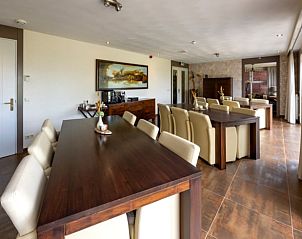 Ruime eetkamer in Huisje in Vierlingsbeek, Noord Brabant, ideaal voor gezellige maaltijden met familie en vrienden.