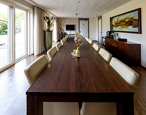 Stijlvolle eetruimte in Huisje in Vierlingsbeek, Noordoost Brabant, met lange tafel voor grote gezelschappen.