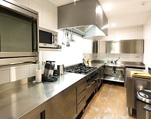 Professionele keuken in Huisje in Vierlingsbeek, Noord Brabant, volledig uitgerust voor al uw kookbehoeften.