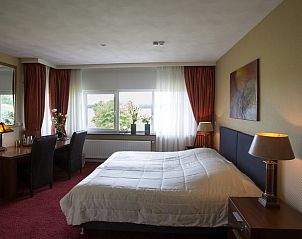 Gezellige slaapkamer in Huisje in Vierlingsbeek, Noordoost Brabant, met warme kleuren en elegant interieur.