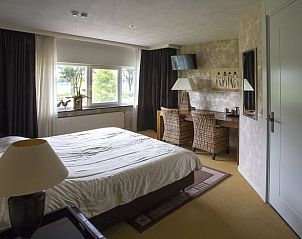 Comfortabele slaapkamer in Huisje in Vierlingsbeek, Noord Brabant, met werkruimte en uitzicht op de natuur.