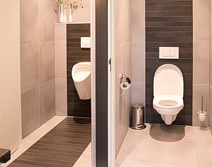 Moderne toiletruimte in Huisje in Vierlingsbeek, Noordoost Brabant, met strakke afwerking en stijlvolle details.