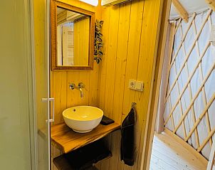 Stijlvolle wastafel in Vakantiehuis in Ledeacker met houten details en spiegel.