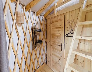 Houten wand met decoratieve elementen in Vakantiehuis in Ledeacker, Noord Brabant.