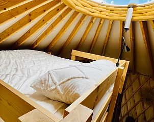 Knusse slaapruimte in Vakantiehuis in Ledeacker met houten plafond en dakraam.