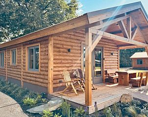 Gezellig houten vakantiehuisje in Ledeacker Noordoost Brabant met veranda en zitgelegenheid, omringd door natuur.