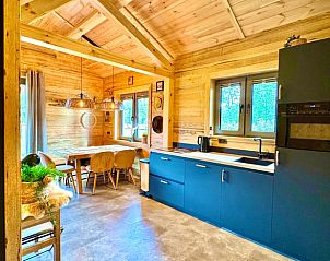 Gezellige keuken en eetruimte in Vakantiehuisje in Ledeacker, Noordoost Brabant met houten interieur en moderne voorzieningen.