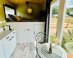 Gezellige binnenruimte van Huisje in Ledeacker, vakantiehuis in Noordoost Brabant met knusse zithoek en uitzicht op de groene omgeving.