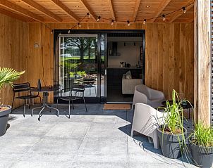 Gezellige veranda bij Vakantiehuis in Sint Agatha, Noordoost Brabant, perfect voor ontspanning.