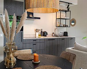 Eethoek in Vakantiehuis in Sint Agatha, Noordoost Brabant met sfeervolle verlichting.