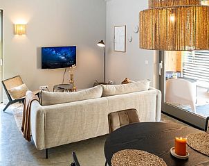 Ruime woonkamer in Vakantiehuis in Sint Agatha, perfect voor ontspanning en entertainment.