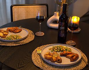 Romantisch diner in Vakantiehuis in Sint Agatha, Noord Brabant met sfeervolle ambiance.