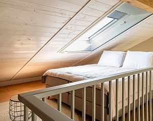 Zolderkamer in Vakantiehuis in Sint Agatha, Noordoost Brabant met dakraam voor natuurlijk licht.