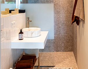 Moderne badkamer in Vakantiehuis in Sint Agatha, Noord Brabant met stijlvolle afwerking.