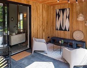 Overdekt terras van Vakantiehuis in Sint Agatha, Noord Brabant met comfortabele zitplaatsen.