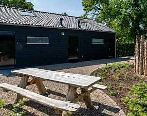 Picknicktafel bij Vakantiehuis in Sint Agatha, Noord Brabant voor buitenmaaltijden.