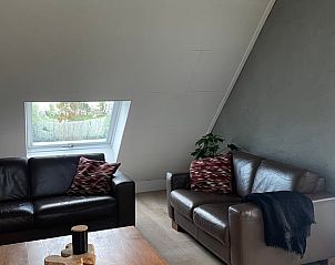 Gezellige woonkamer in Vakantiehuis in Katwijk nb, Noordoost Brabant met comfortabele banken en een dakraam voor natuurlijk licht.
