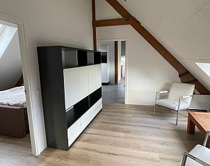 Binnenruimte van Vakantiehuis in Katwijk NB, Noordoost Brabant, met moderne inrichting en houten details voor een comfortabele verblijfservaring.