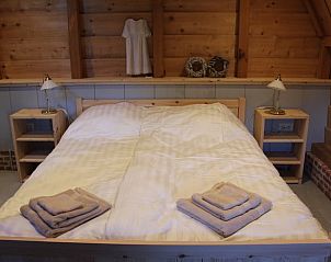 Gezellige slaapkamer in vakantiehuisje in Breda met houten interieur, West Brabant, Noord Brabant.