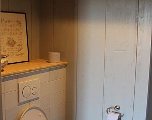 Compacte badkamer in vakantiehuisje in Breda met moderne voorzieningen, West Brabant, Noord Brabant.