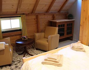 Knusse zithoek in vakantiehuisje in Breda met comfortabele stoelen, West Brabant, Noord Brabant.