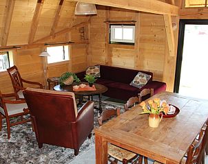 Gezellige woonkamer in vakantiehuisje in Breda met houten balken, West Brabant, Noord Brabant.