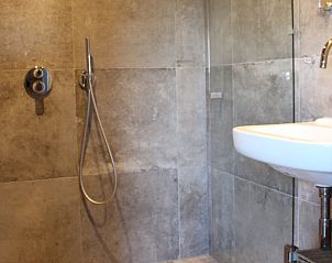 Moderne douche in vakantiehuisje in Breda met stijlvolle afwerking, West Brabant, Noord Brabant.