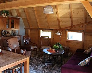 Knusse zithoek in vakantiehuisje in Breda met landelijke decoratie, West Brabant, Noord Brabant.