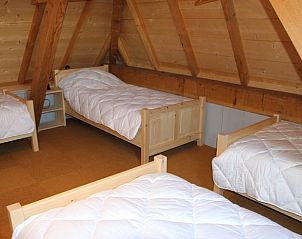 Slaapkamer met vier bedden in vakantiehuisje in Breda, ideaal voor groepen, West Brabant, Noord Brabant.