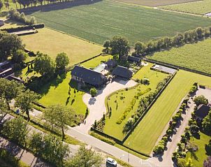 Uitgestrekt uitzicht op vakantiehuisje in Breda met groene velden, West Brabant, Noord Brabant.