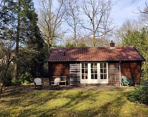 Rustieke buitenkant van Vakantiehuis in Bergen op Zoom met terras en zitplaatsen.