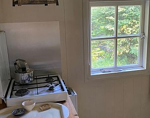 Kookgedeelte in Vakantiehuis in Bergen op Zoom met uitzicht op de tuin.