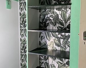 Stijlvolle opbergruimte in Vakantiehuis in Bergen op Zoom met tropisch design.