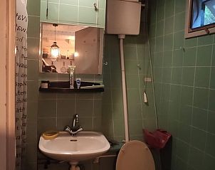 Compacte badkamer in Vakantiehuis in Bergen op Zoom met wastafel en toilet.