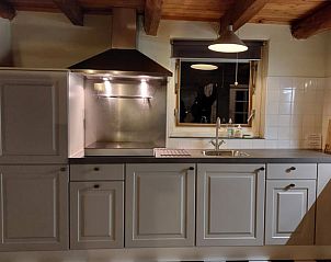 Moderne keuken in Vakantiehuisje in Waspik, Noord Brabant, met houten balken.