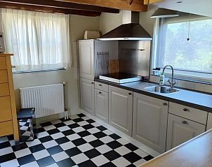 Lichte keuken met zwart-witte vloer in Vakantiehuisje in Waspik, Noord Brabant.