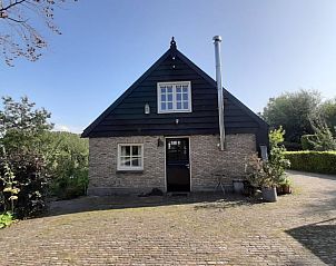 Voorkant van Vakantiehuisje in Waspik, Noord Brabant, met traditionele architectuur.