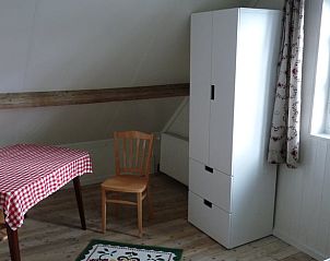 Gezellige zithoek in Vakantiehuisje in Waspik, Noord Brabant, met houten elementen.