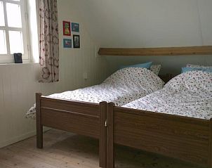 Tweepersoonsbed in Vakantiehuisje in Waspik, West Brabant, met frisse inrichting.