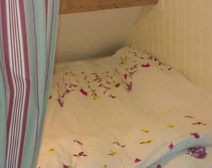 Comfortabele bedden in Vakantiehuisje in Waspik, West Brabant, met kleurrijke dekens.