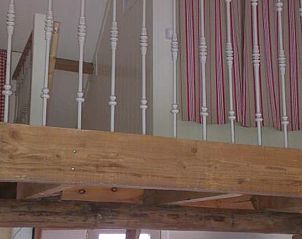 Houten balustrade in Vakantiehuisje in Waspik, Noord Brabant, met landelijke uitstraling.